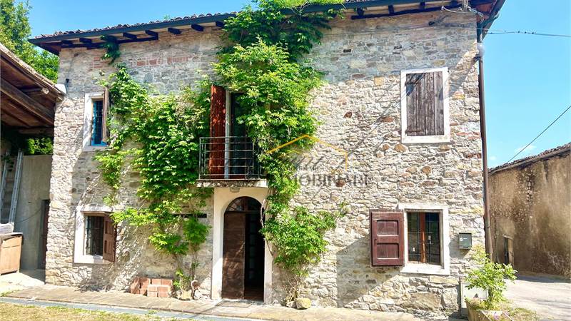 VILLA BIFAMILIARE IN SASSO RISTRUTTURATA A TABIANO